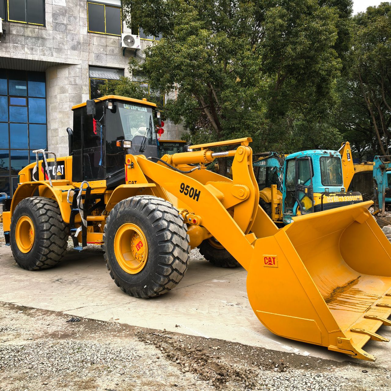 Used CAT Loader